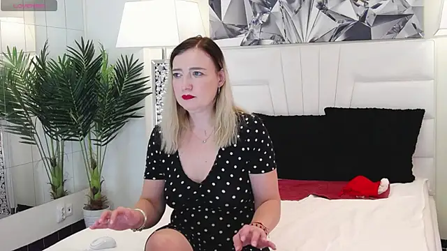 BarbieeAnn online show from December 16, 11:44 am