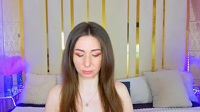 KimmmLi online show from April 4, 6:00 am