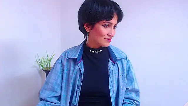 Snapshot of Hannaaaa__ chatting on December 17, 7:37 pm Hannaaaa online show from December 17, 7:37 pm