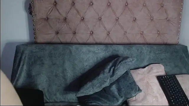 Snapshot of missbella1 chatting on October 15, 8:42 pm missbella1 online show from October 15, 8:42 pm