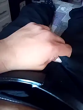 Snapshot of BandidodeAmores_84 chatting on December 30, 10:01 pm BandidodeAmores 84 online show from December 30, 10:01 pm