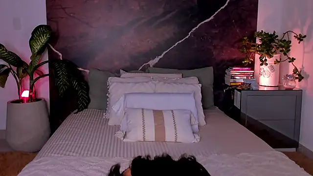 EmaSaenz online show from September 16, 9:05 pm