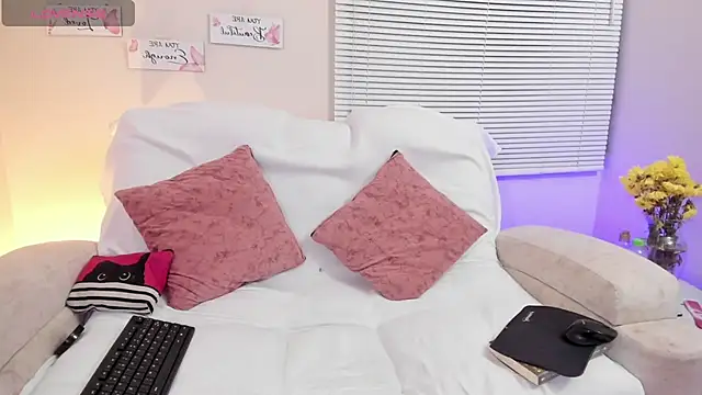 Snapshot of saracrowe chatting on January 13, 6:16 am saracrowe online show from January 13, 6:16 am