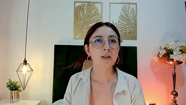 Emilywatsonn online show from December 14, 12:12 pm