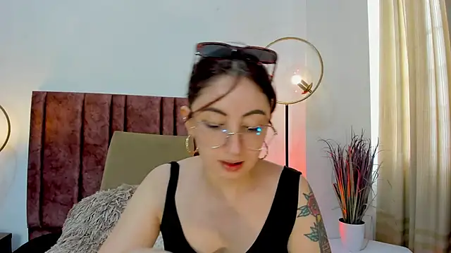 Emilywatsonn online show from December 15, 2:16 pm