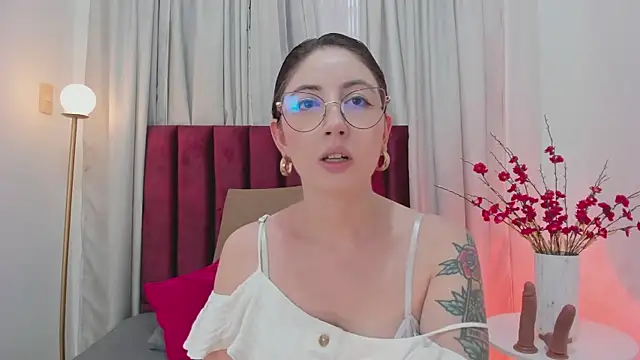 Emilywatsonn online show from December 20, 11:43 am