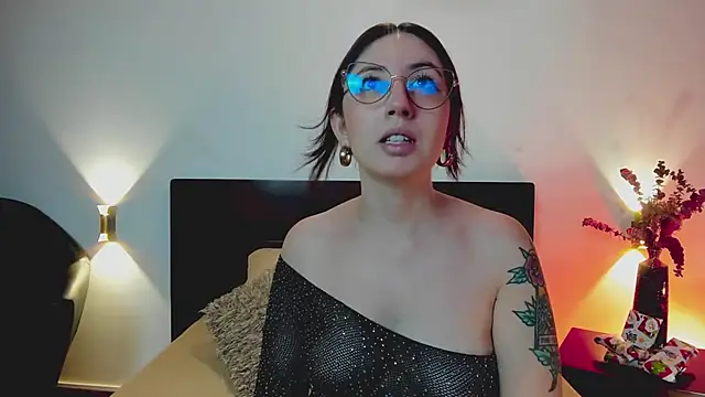 Emilywatsonn online show from December 24, 11:49 am