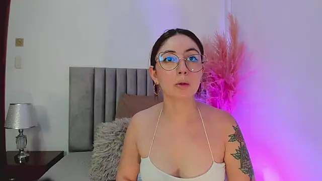 Emilywatsonn online show from December 28, 12:13 pm