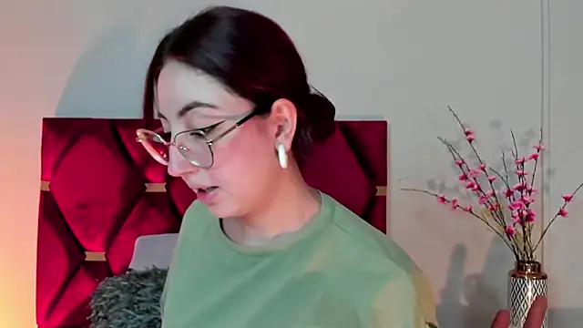 Emilywatsonn online show from January 3, 2:19 pm