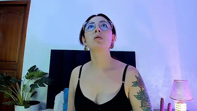 Emilywatsonn online show from January 16, 11:48 am