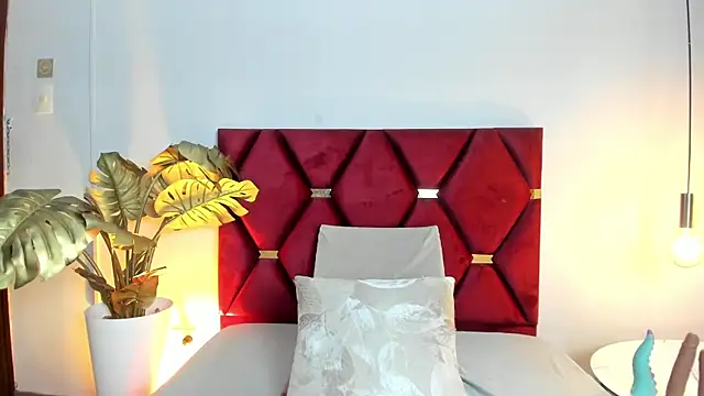 Snapshot of Emilywatsonn chatting on February 15, 2:14 pm Emilywatsonn online show from February 15, 2:14 pm