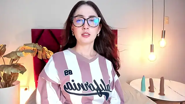 Snapshot of Emilywatsonn chatting on February 18, 12:28 am Emilywatsonn online show from February 18, 12:28 am