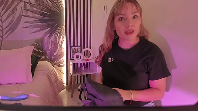 Samaantha-White online show from April 8, 11:43 am