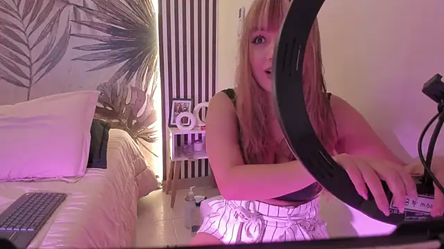 Samaantha-White online show from April 10, 11:26 am