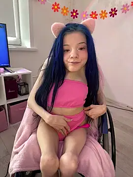 MiniSophiaa online show from April 13, 8:09 am