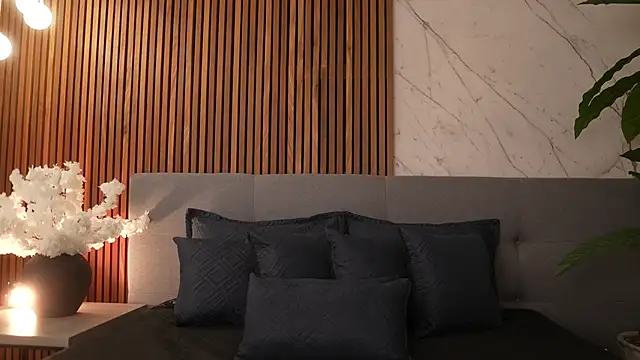 Amelia Rouse online show from December 1, 8:03 pm