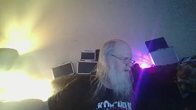 Snapshot of VicFerrari1 chatting on July 17, 3:24 am VicFerrari1 online show from July 17, 3:24 am