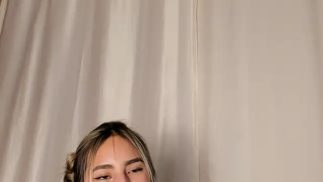 Snapshot of _Emma_Valka chatting on December 24, 1:27 am Emma Valka online show from December 24, 1:27 am