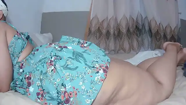 Snapshot of BustyThickyAss chatting on December 2, 7:20 pm BustyThickyAss online show from December 2, 7:20 pm