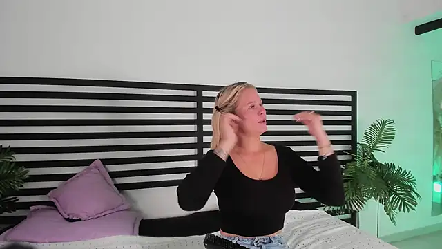 stefanny ruiz  online show from December 2, 12:40 pm