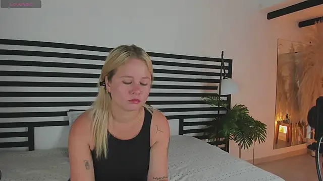 stefanny ruiz  online show from December 18, 12:29 pm