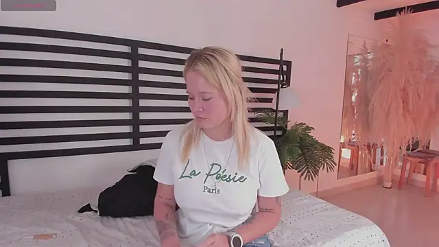 stefanny ruiz  online show from December 18, 3:33 pm