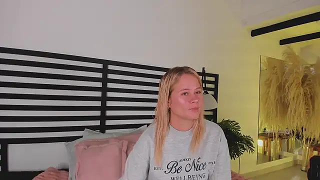 stefanny ruiz  online show from December 30, 12:42 pm