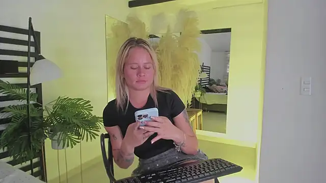 stefanny ruiz  online show from January 10, 6:38 pm