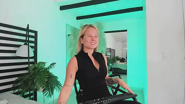 stefanny ruiz  online show from January 28, 12:22 pm