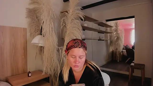 stefanny ruiz  online show from March 1, 4:33 pm