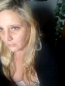 Snapshot of BecciDeluxe chatting on March 12, 11:49 am BecciDeluxe online show from March 12, 11:49 am