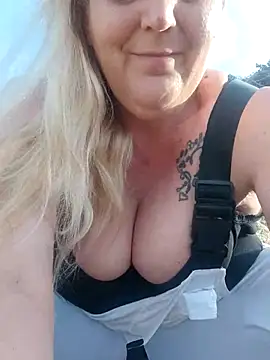 Snapshot of BecciDeluxe chatting on March 18, 3:48 pm BecciDeluxe online show from March 18, 3:48 pm