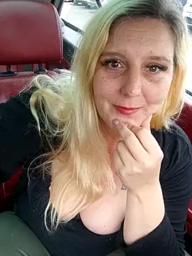 Snapshot of BecciDeluxe chatting on April 13, 7:58 am BecciDeluxe online show from April 13, 7:58 am