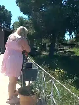 BecciDeluxe online show from April 17, 9:56 am