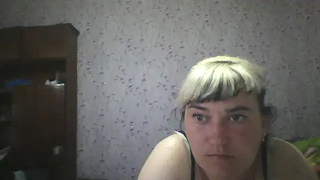 Snapshot of HollyLaBerry chatting on June 5, 1:06 pm HollyLaBerry online show from June 5, 1:06 pm
