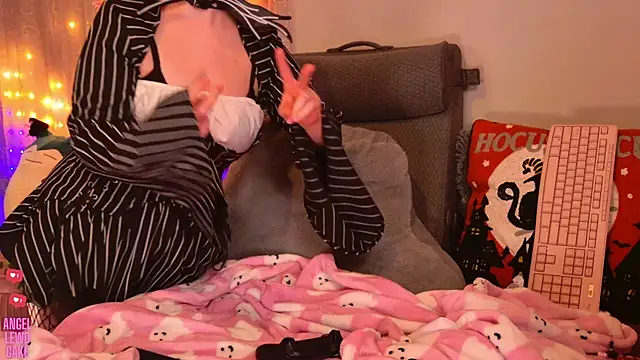 Snapshot of Angel-Lewd-Cake chatting on November 1, 11:18 pm Angel-Lewd-Cake online show from November 1, 11:18 pm