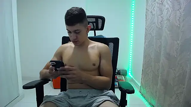 Snapshot of Iam_yourbabyprincess_XD chatting on December 11, 5:21 am Iam yourbabyprincess XD online show from December 11, 5:21 am