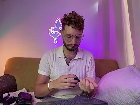 axel giracr online show from October 15, 7:14 pm