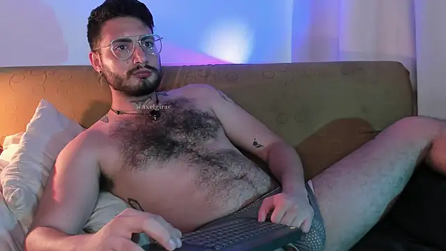 axel giracr online show from June 19, 8:12 pm