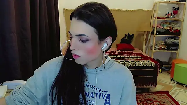 Snapshot of Sophie_Fantasys chatting on February 24, 2:31 am Sophie Fantasys online show from February 24, 2:31 am