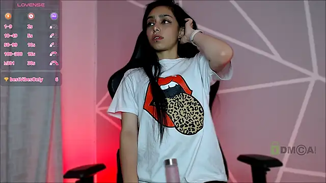 lilylouisee online show from December 3, 9:45 pm