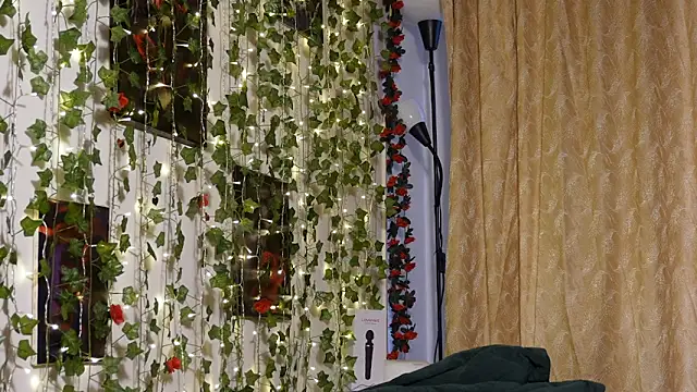 NaughtYHomemadE online show from March 7, 9:17 am