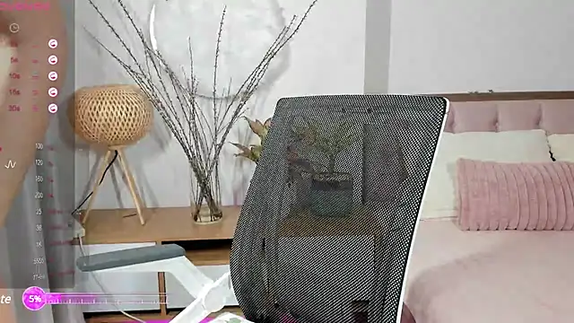 Snapshot of _Joliie_ chatting on January 6, 6:03 am Joliie online show from January 6, 6:03 am