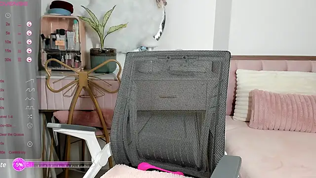 Snapshot of _Joliie_ chatting on February 2, 4:54 pm Joliie online show from February 2, 4:54 pm