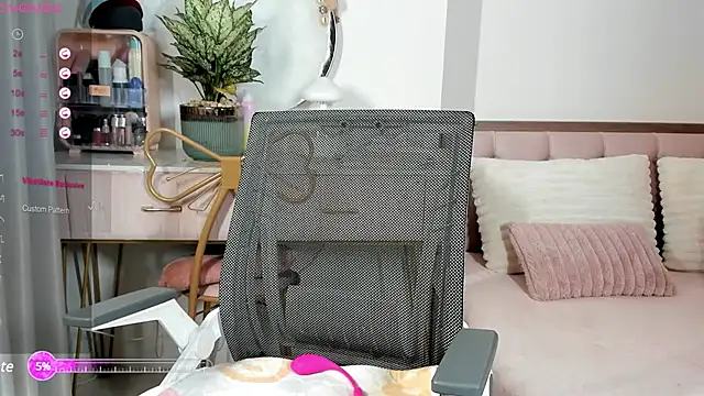Snapshot of _Joliie_ chatting on March 3, 3:53 pm Joliie online show from March 3, 3:53 pm