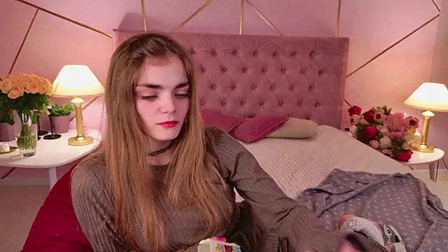 Snapshot of SophieSuvi chatting on December 5, 5:17 pm SophieSuvi online show from December 5, 5:17 pm