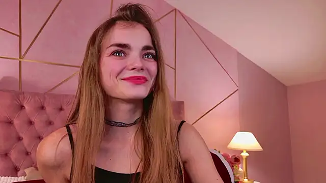 Snapshot of SophieSuvi chatting on December 5, 8:22 pm SophieSuvi online show from December 5, 8:22 pm