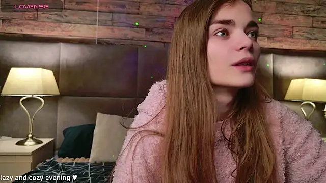 Snapshot of SophieSuvi chatting on December 6, 1:33 pm SophieSuvi online show from December 6, 1:33 pm