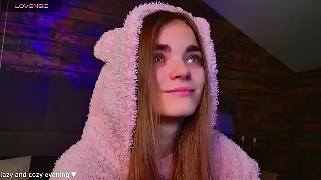 Snapshot of SophieSuvi chatting on December 7, 11:40 am SophieSuvi online show from December 7, 11:40 am