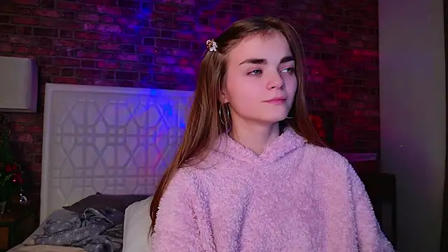 Snapshot of SophieSuvi chatting on December 7, 5:53 pm SophieSuvi online show from December 7, 5:53 pm